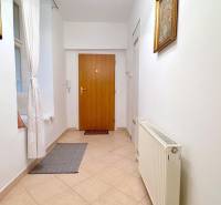 EXKLUZÍVNE, Štýlový 2i byt,, Hviezdoslavovo námestie, Staré.Mesto  - Interiér chodby s radiátorom a dverami, situovaný blízko na ulici Hviezdoslavovo námestie.