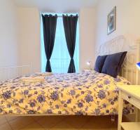 EXKLUZÍVNE, Štýlový 2i byt,, Hviezdoslavovo námestie, Staré.Mesto  - Spálňa na ulici Hviezdoslavovo námestie, svetlá posteľ, modrá posteľná bielizeň, 2-izbový byt.