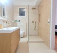 Pekný 3i byt, REKONŠTRUKCIA, KLÍMA, NIVY, Trenčianska ulica - Na ulici Trenčianska zrekonštruovaná kúpeľňa spája sa s 3-izbovým bytom.