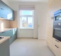 Pekný 3i byt, REKONŠTRUKCIA, KLÍMA, NIVY, Trenčianska ulica - Moderná kuchyňa v 3-izbovom byte s veľkými oknami na ulici Trenčianska.