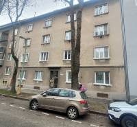 Pekný 3i byt, REKONŠTRUKCIA, KLÍMA, NIVY, Trenčianska ulica - Štvorposchodový bytový dom na ulici Trenčianska, kde je 3-izbový byt.