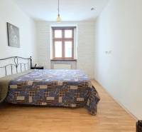 JEDINEČNÝ 2i byt, REKONŠT., 2 X .SAMOST.IZBA, Hviezdoslavovo nám.  - Spálňa s posteľou a podlahou s dreveným dekorom v 2-izbovom byte.