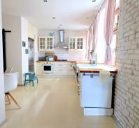 JEDINEČNÝ 2i byt, REKONŠT., 2 X .SAMOST.IZBA, Hviezdoslavovo nám.  - Kuchyňa s bielou tehlovou stenou a veľkými oknami v 2-izbovom byte.