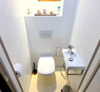 JEDINEČNÝ 2i byt, REKONŠT., 2 X .SAMOST.IZBA, Hviezdoslavovo nám.  - Kompaktná toaleta s umývadlom v 2-izbovom byte, svetlé steny, dekoratívny poličkový výrez.