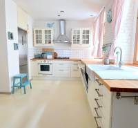 JEDINEČNÝ 2i byt, REKONŠT., 2 X .SAMOST.IZBA, Hviezdoslavovo nám.  - Kuchyňa v 2-izbovom byte s bielymi skrinkami a dreveným dekorom.