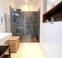 JEDINEČNÝ 2i byt, REKONŠT., 2 X .SAMOST.IZBA, Hviezdoslavovo nám.  - Kúpeľňa v 2-izbovom byte s preskleným sprchovacím kútom, umývadlom a úložnými skrinkami.