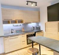 ŠTÝLOVÝ 2i byt, NOVOSTAVBA, BALKÓN, PARKIN, Paričková ulica, NIVY - Moderná kuchyňa v 2-izbovom byte na ulici Páričkova s drevenou kuchynskou linkou.