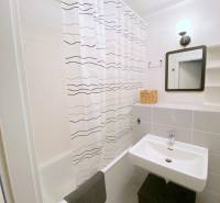 ŠTÝLOVÝ 2i byt, NOVOSTAVBA, BALKÓN, PARKIN, Paričková ulica, NIVY - Kúpeľňa s vaňou a umývadlom v 2-izbovom byte na ulici Páričkova.