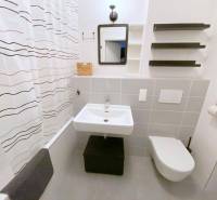 ŠTÝLOVÝ 2i byt, NOVOSTAVBA, BALKÓN, PARKIN, Paričková ulica, NIVY - Kúpeľňa 2-izbového bytu na ulici Páričkova s vaňou, umývadlom a toaletou.