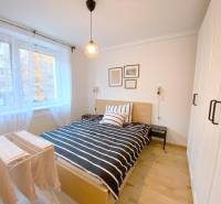 ŠTÝLOVÝ 2i byt, NOVOSTAVBA, BALKÓN, PARKIN, Paričková ulica, NIVY - Svetlá spálňa v 2-izbovom byte s pohodlnou posteľou na ulici Páričkova.