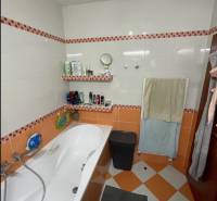 PREDAJ PRIESTRANNÉHO 3 IZB. BYTU NA MUŠKÁTE S GARÁŽOVÝM STÁTIM - Kúpeľňa v 3-izbovom byte s vaňou a oranžovo-bielym obkladom.
