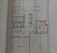 PREDAJ PRIESTRANNÉHO 3 IZB. BYTU NA MUŠKÁTE S GARÁŽOVÝM STÁTIM - Pôdorys 3-izbového bytu na Silvanovej ulici v Pezinku s balkónom a komorou.