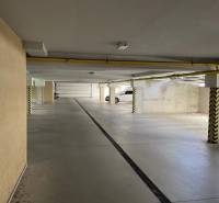 PREDAJ PRIESTRANNÉHO 3 IZB. BYTU NA MUŠKÁTE S GARÁŽOVÝM STÁTIM - Parkovacia garáž na Silvanovej ulici v Pezinku pre 3-izbový byt.