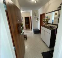 PREDAJ PRIESTRANNÉHO 3 IZB. BYTU NA MUŠKÁTE S GARÁŽOVÝM STÁTIM - Vstupná chodba v 3-izbovom byte s dlažbou a nábytkom.