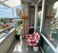 PREDAJ PRIESTRANNÉHO 3 IZB. BYTU NA MUŠKÁTE S GARÁŽOVÝM STÁTIM - Balkón 3-izbového bytu na Silvanovej ulici v Pezinku s posedením a výhľadom na mesto.