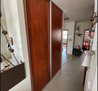 PREDAJ PRIESTRANNÉHO 3 IZB. BYTU NA MUŠKÁTE S GARÁŽOVÝM STÁTIM - Chodba 3-izbového bytu s dlažbou a vstavanou skriňou s posuvnými dverami.