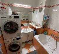 PREDAJ PRIESTRANNÉHO 3 IZB. BYTU NA MUŠKÁTE S GARÁŽOVÝM STÁTIM - Kúpeľňa v 3-izbovom byte s vaňou, umývadlom a práčkou, zariadená prakticky.