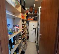 PREDAJ PRIESTRANNÉHO 3 IZB. BYTU NA MUŠKÁTE S GARÁŽOVÝM STÁTIM - Komora s policami plnými potravín a domácich potrieb v 3-izbovom byte.