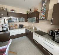 PREDAJ PRIESTRANNÉHO 3 IZB. BYTU NA MUŠKÁTE S GARÁŽOVÝM STÁTIM - Kuchyňa v 3-izbovom byte s kuchynskou linkou a podlahou z dlaždíc.