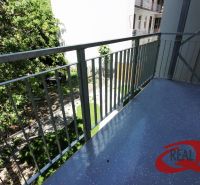 **BEZ PROVÍZIE**MODERNÝ BYT SO ZARIADENÍM NA MIERU** - Balkón v 2-izbovom byte, Jelenia ulica, Bratislava - Staré Mesto, s výhľadom na zeleň.