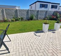 PRENÁJOM - 4 izbový rodinný dom, ktorý je súčasťou dvojdomu   - Záhrada pri rodinnom dome na Jastrabej ulici v Chorvátskom Grobe so zadláždenou terasou.