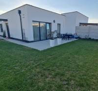 PRENÁJOM - 4 izbový rodinný dom, ktorý je súčasťou dvojdomu   - Rodinný dom v Chorvátskom Grobe s trávnikom, terasou a trampolínou na záhrade.