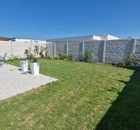 PRENÁJOM - 4 izbový rodinný dom, ktorý je súčasťou dvojdomu   - Záhradná terasa pri rodinnom dome na Jastrabej ulici v Chorvátskom Grobe s trávnikom a sedením.