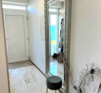 PRENÁJOM - 4 izbový rodinný dom, ktorý je súčasťou dvojdomu   - Chodba v rodinnom dome s veľkým zrkadlom, keramickou podlahou a moderným dekorom.