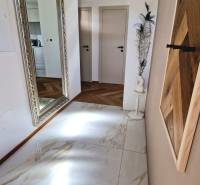PRENÁJOM - 4 izbový rodinný dom, ktorý je súčasťou dvojdomu   - Interiér v rodinnom dome s veľkým zrkadlom a dlažbou s mramorovým vzhľadom.