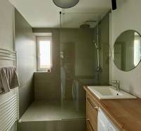 PRENÁJOM - 3-izbový krásny kompletne zrekonštruovaný byt - Mostná - Kúpeľňa v 3-izbovom byte s vaňou, umývadlom a práčkou.