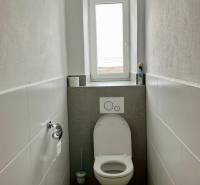 PRENÁJOM - 3-izbový krásny kompletne zrekonštruovaný byt - Mostná - Kúpeľňa v 3-izbovom byte s toaletou a oknom, jednoduchý štýl.