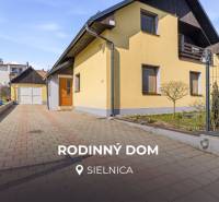 RODINNÝ DOM S GARÁŽOU | SIELNICA | ZVOLEN - Rodinný dom na Kapitulskej ulici v Sielnici so záhradou a dláždenou príjazdovou cestou.