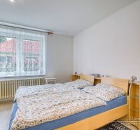 NOVÁ CENA - 5-izbový rodinný dom, dve garáže a krásny pozemok Špačince - Spálňa v rodinnom dome s veľkým oknom a dvojposteľou.
