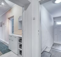 NOVÁ CENA - 5-izbový rodinný dom, dve garáže a krásny pozemok Špačince - Chodba v rodinnom dome s bielymi stenami a praktickým úložným priestorom.