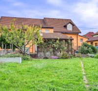 NOVÁ CENA - 5-izbový rodinný dom, dve garáže a krásny pozemok Špačince - Rodinný dom v Špačinciach s rozľahlou záhradou, trávnikom a terasou na ulici Špačince.