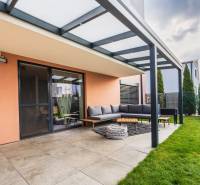 NA PREDAJ Krásny domček v Ivánke pri Nitre - Terasa a záhrada rodinného domu v Ivanke pri Nitre s výhľadom na posedenie.