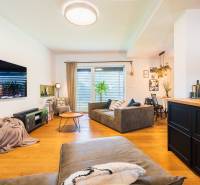 NA PREDAJ Krásny domček v Ivánke pri Nitre - Obývacia izba v Rodinnom dome s podlahou s dreveným dekorom a pohodlným nábytkom.