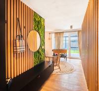 NA PREDAJ Krásny domček v Ivánke pri Nitre - Interiér rodinného domu s dreveným dekorom, živou stenou a priehľadom na záhradu.