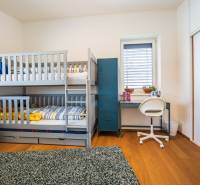 NA PREDAJ Krásny domček v Ivánke pri Nitre - Detská izba v rodinnom dome s poschodovou posteľou, pracovným stolom a podlahou s dreveným dekorom.