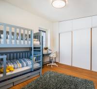 NA PREDAJ Krásny domček v Ivánke pri Nitre - Detská izba v rodinnom dome s poschodovou posteľou, stolom a podlahou s dreveným dekorom.