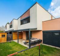 NA PREDAJ Krásny domček v Ivánke pri Nitre - Rodinný dom v Ivanke pri Nitre s terasou, záhradným domčekom a trávnikom.