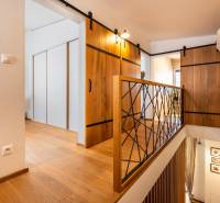 NA PREDAJ Krásny domček v Ivánke pri Nitre - Interiér rodinného domu s podlahou s dreveným dekorom a priestrannými posuvnými dverami.