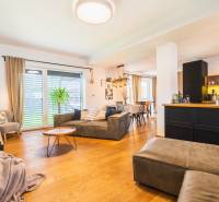 NA PREDAJ Krásny domček v Ivánke pri Nitre - Obývacia izba s podlahou s dreveným dekorom v rodinnom dome, otvorený priestor s kuchyňou.