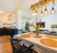 NA PREDAJ Krásny domček v Ivánke pri Nitre - Jedáleň a obývačka v rodinnom dome s podlahou s dreveným dekorom.