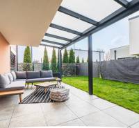 NA PREDAJ Krásny domček v Ivánke pri Nitre - Terasa rodinného domu v Ivanke pri Nitre s vonkajším posedením a trávnikom.