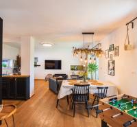 NA PREDAJ Krásny domček v Ivánke pri Nitre - Interiér rodinného domu s podlahou s dreveným dekorom, jedálenským stolom a stolným futbalom.