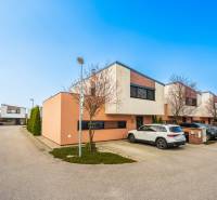 NA PREDAJ Krásny domček v Ivánke pri Nitre - Rodinný dom v Ivanke pri Nitre s priestranným parkovaním a jasnou oblohou.