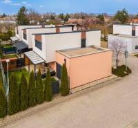 NA PREDAJ Krásny domček v Ivánke pri Nitre - Rodinný dom v Ivanke pri Nitre s modernou architektúrou a upravenými záhradami.