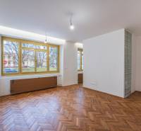 NA PREDAJ štýlový byt v centre Nitry  - Priestranná izba s podlahou s dreveným dekorom v 3-izbovom byte.