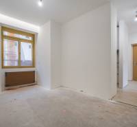 NA PREDAJ štýlový byt v centre Nitry  - Interiér v 3-izbovom byte s bielymi stenami a plastovým oknom.